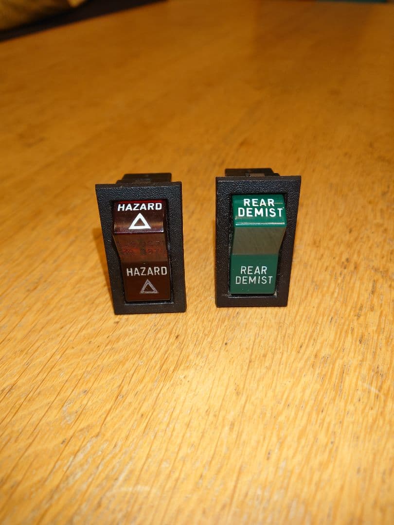 ボルボ240　オールドタイプ　ハザード＆リアデミストスイッチ