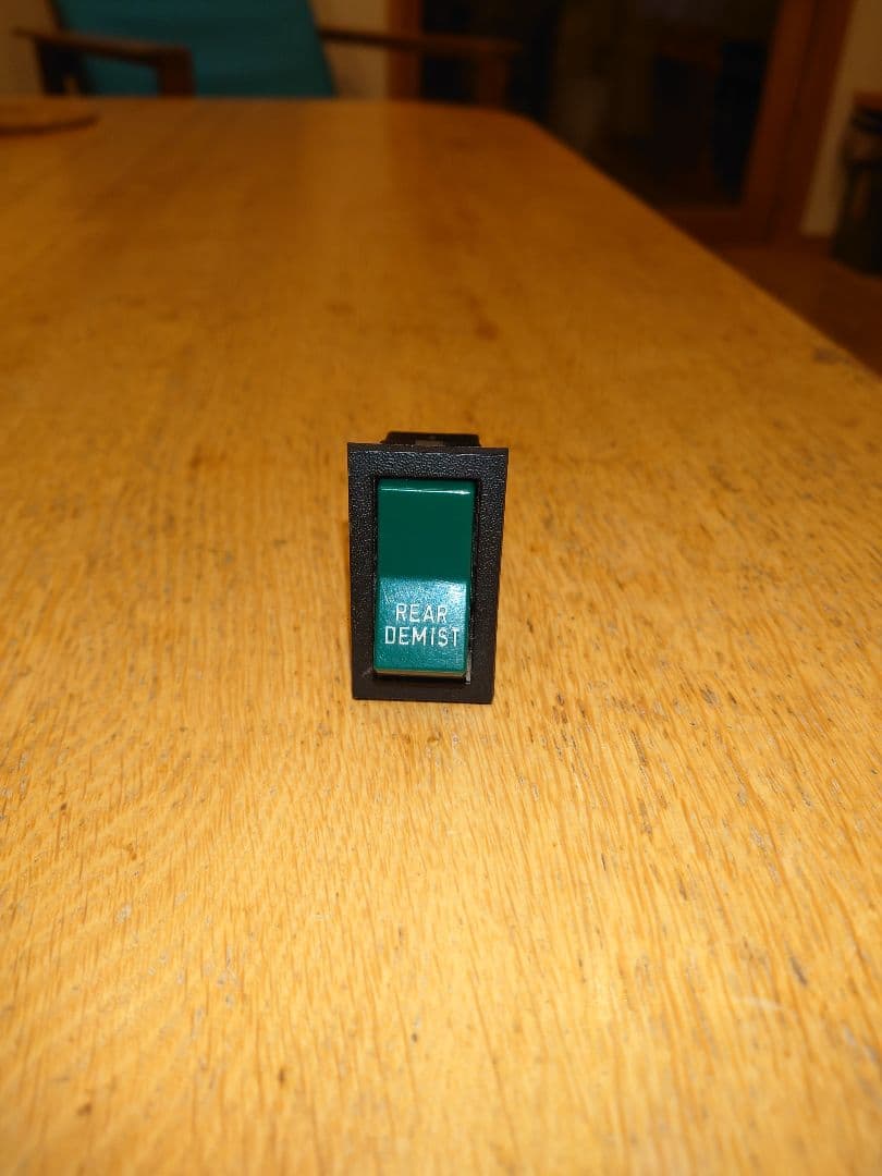 ボルボ240　オールドタイプ　ハザード＆リアデミストスイッチ