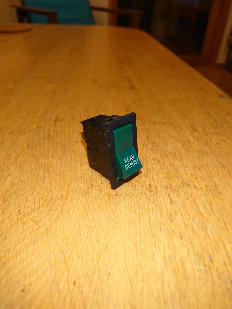 ボルボ240　オールドタイプ　ハザード＆リアデミストスイッチ