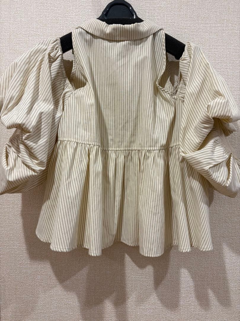 pinue バルーンスリーブブラウス（ベージュ）