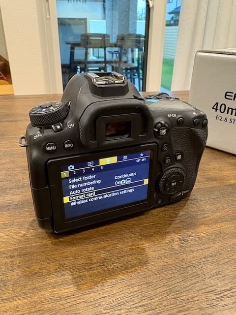 Canon EOS 6D Mark II + EF 40mm f/2.8 レンズ