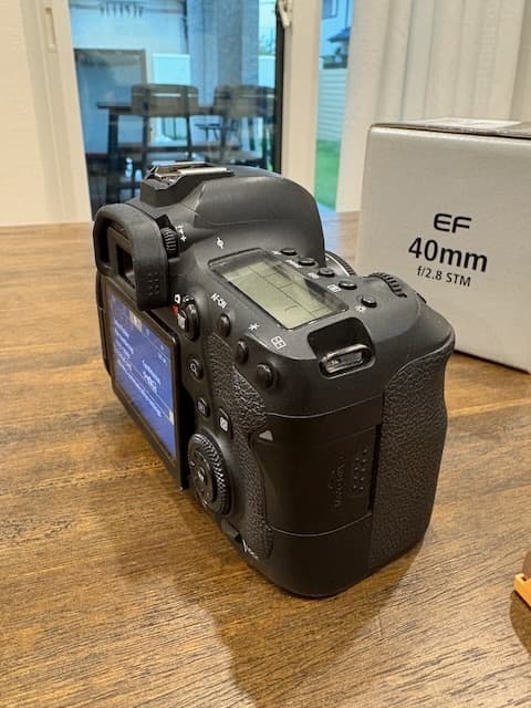 Canon EOS 6D Mark II + EF 40mm f/2.8 レンズ