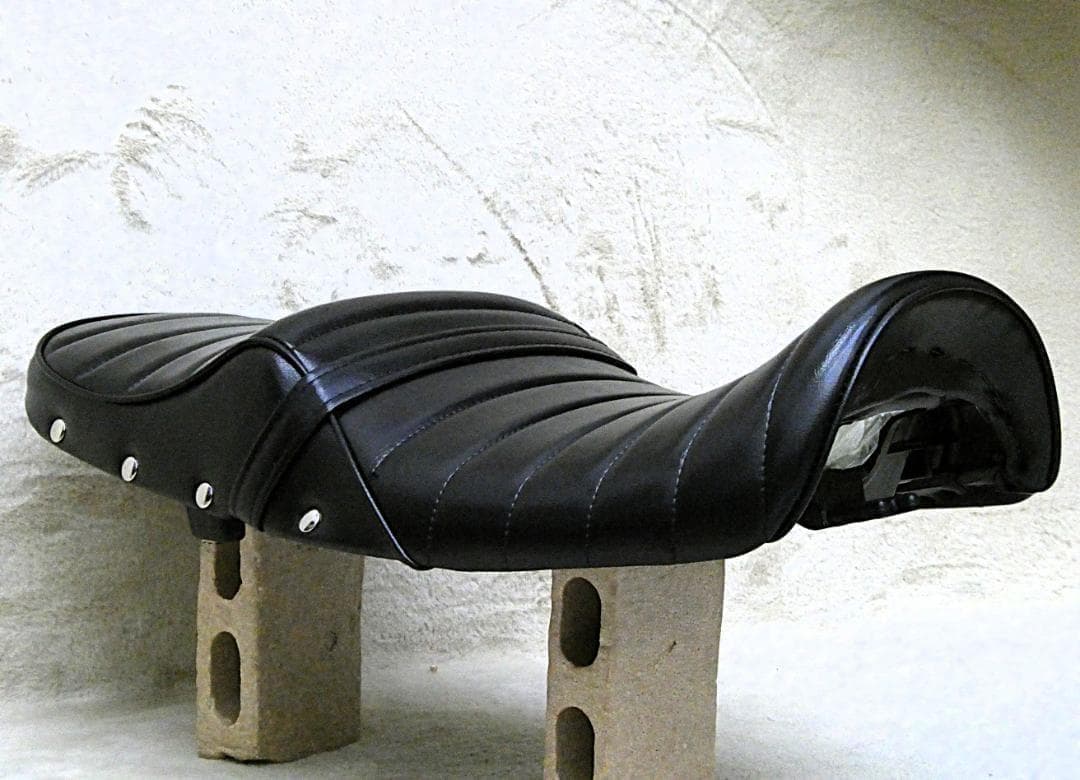 NC39 NC42タックロール シート　黒皮ボタン/CB400SF