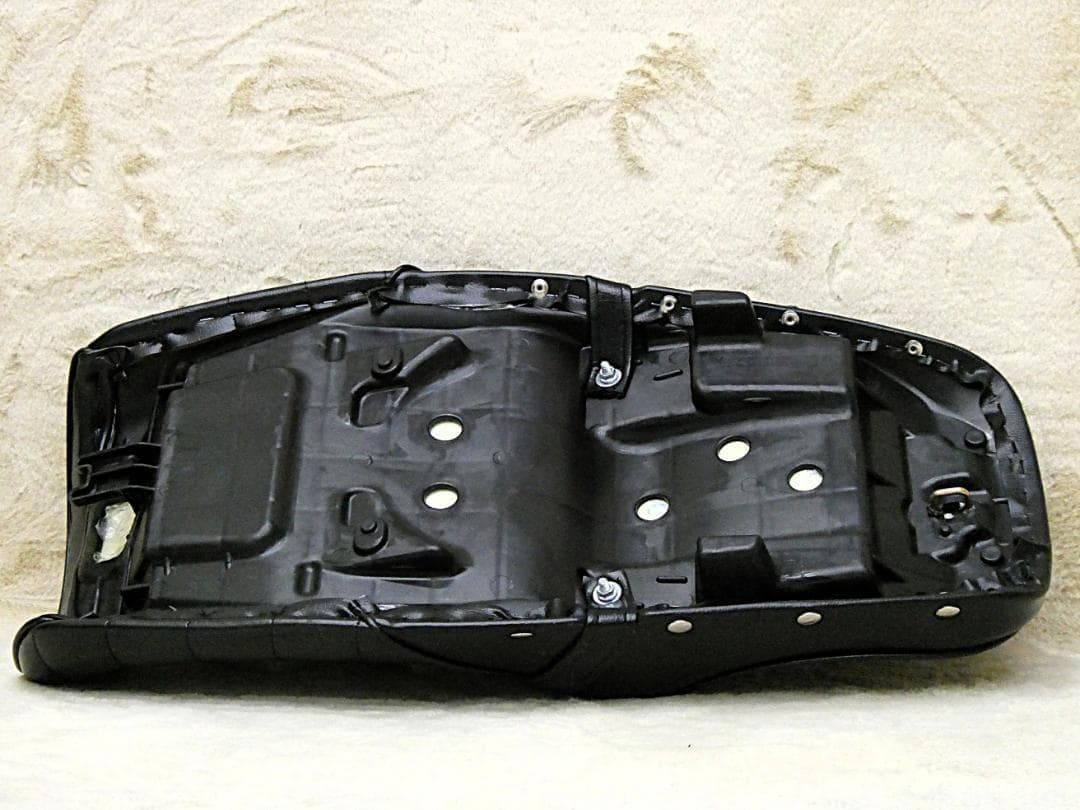 NC39 NC42タックロール シート　黒皮ボタン/CB400SF