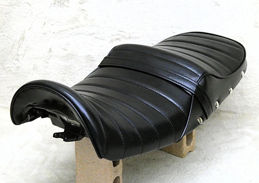 NC39 NC42タックロール シート　黒皮ボタン/CB400SF