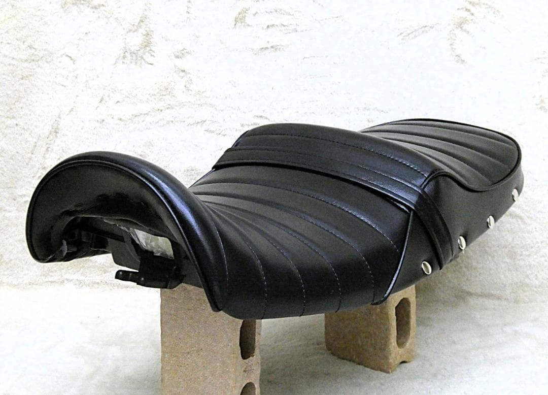 NC39 NC42タックロール シート　黒皮ボタン/CB400SF