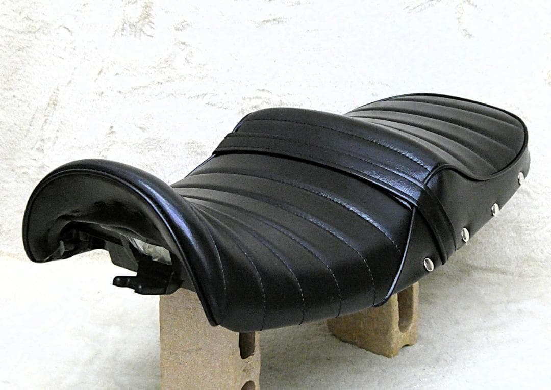 NC39 NC42タックロール シート　黒皮ボタン/CB400SF