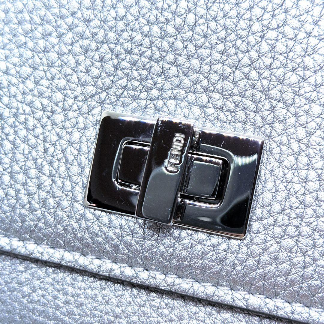 【極美品 希少色 保存袋付き】フェンディ　ピーカブー　折り財布　シルバー　シボ革