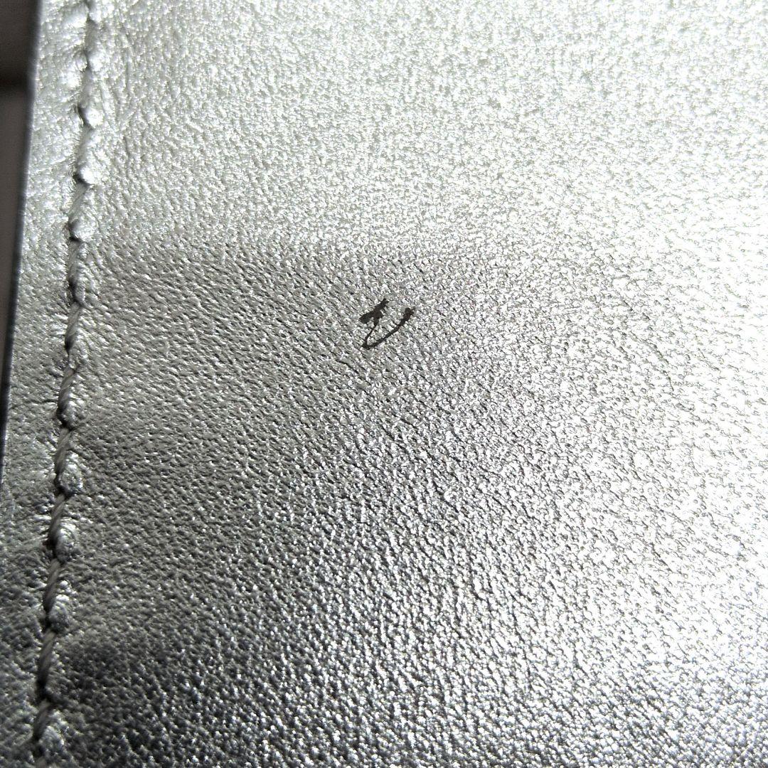 【極美品 希少色 保存袋付き】フェンディ　ピーカブー　折り財布　シルバー　シボ革