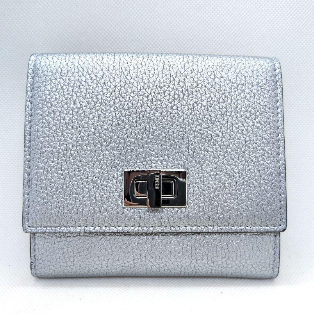 【極美品 希少色 保存袋付き】フェンディ　ピーカブー　折り財布　シルバー　シボ革