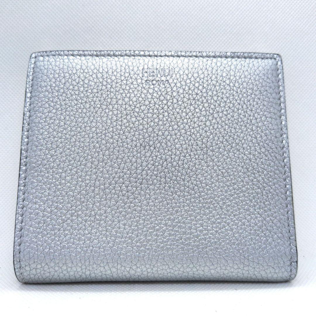 【極美品 希少色 保存袋付き】フェンディ　ピーカブー　折り財布　シルバー　シボ革