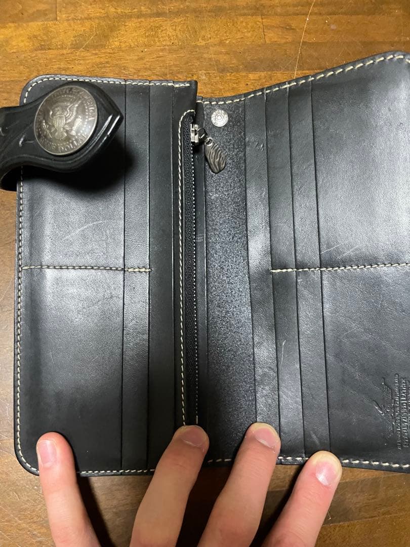 Funny ブラックレザーエンボス長財布 チェーン付き