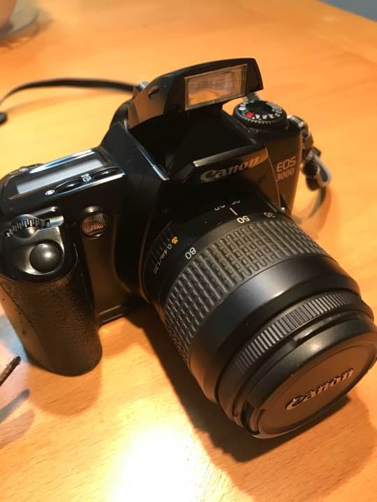 フィルム使用　一眼レフ　Nikon EOS3000 カメラケース　ストラップ付き