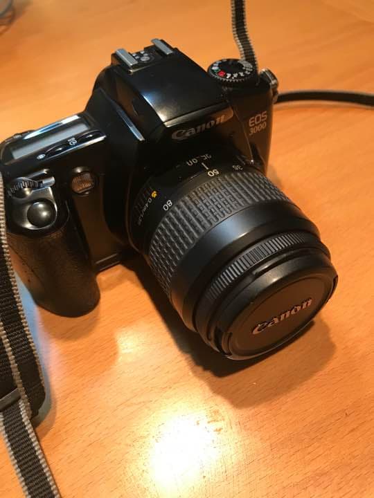 フィルム使用　一眼レフ　Nikon EOS3000 カメラケース　ストラップ付き