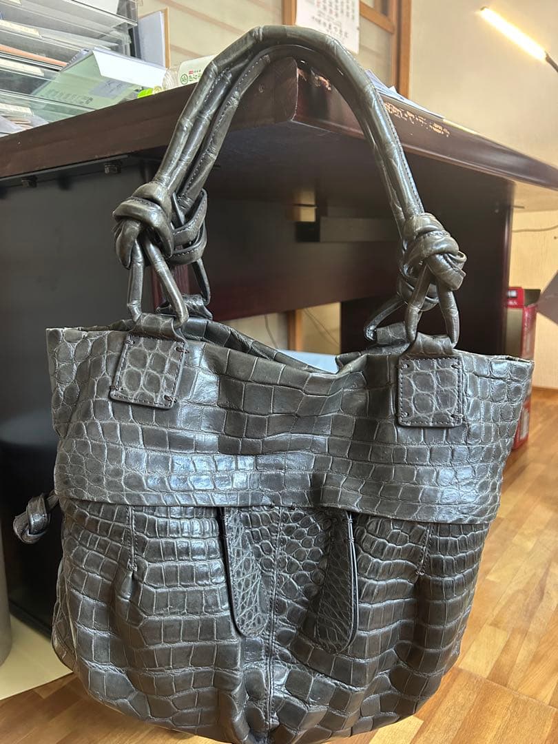 年末値下げ　本物本革　クロコダイル ソフトマット　ダ−クグレ− ハンドバッグ