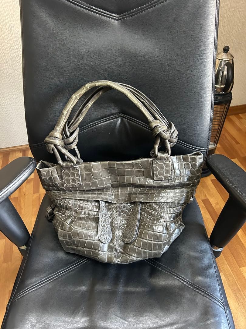 年末値下げ　本物本革　クロコダイル ソフトマット　ダ−クグレ− ハンドバッグ