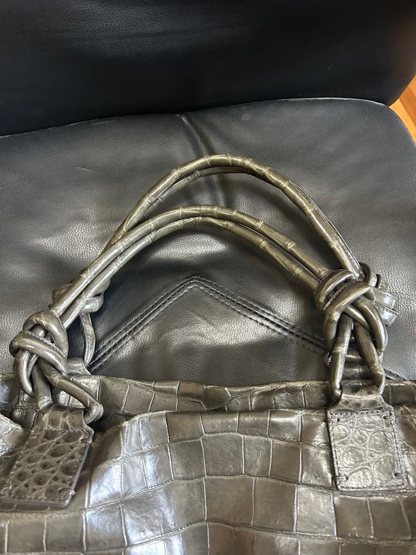 年末値下げ　本物本革　クロコダイル ソフトマット　ダ−クグレ− ハンドバッグ