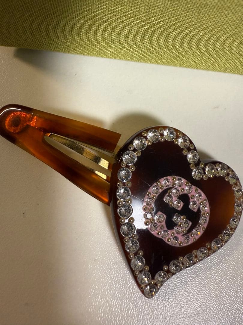 GUCCI ハート型ヘアクリップ