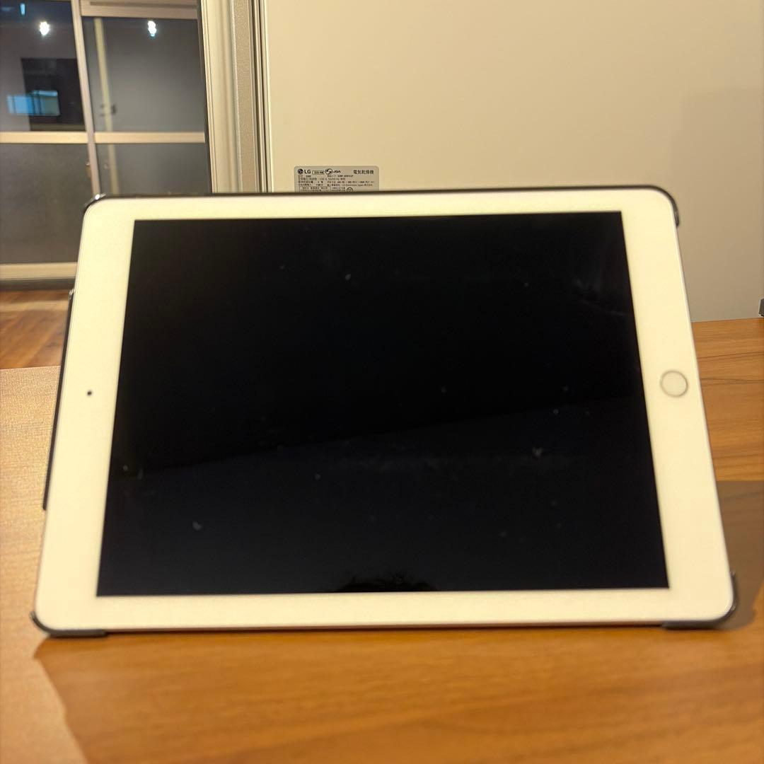 シルバー iPad 本体 9.7インチ 128GB ブラック カバー付き