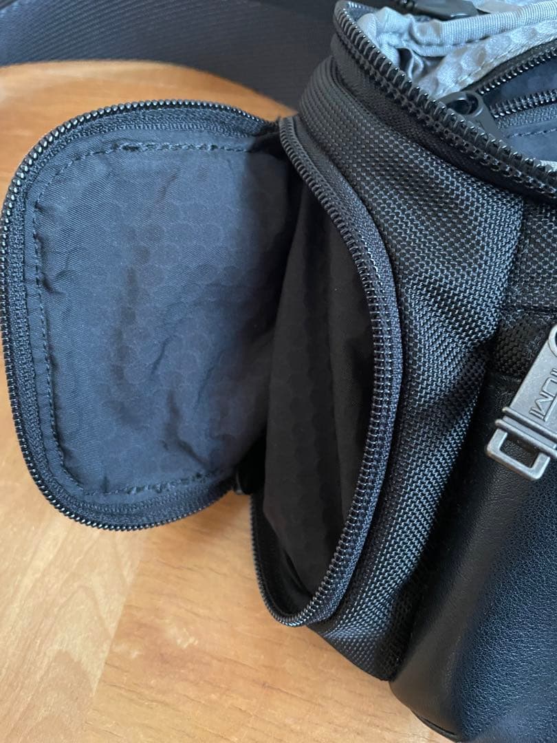 トゥミ TUMI アルファ ブラボー ブラック 232399Dボディバッグ