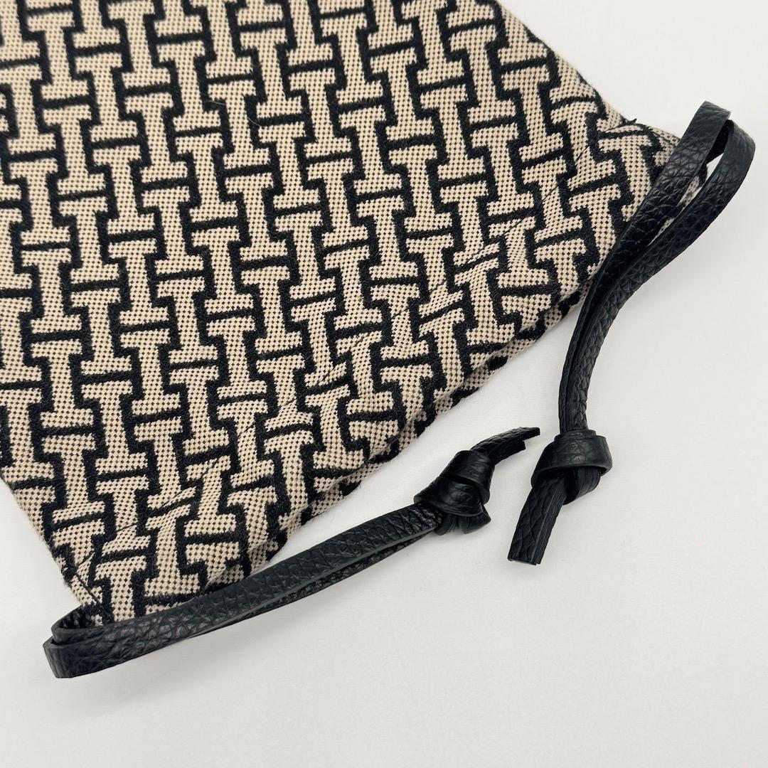 美品 IACUCCI イアクッチ モノグランマ ポーチ 巾着