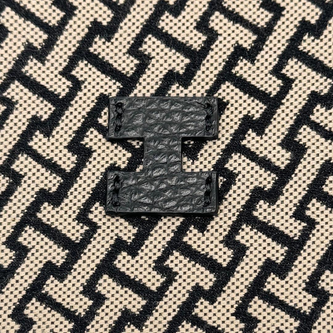 美品 IACUCCI イアクッチ モノグランマ ポーチ 巾着