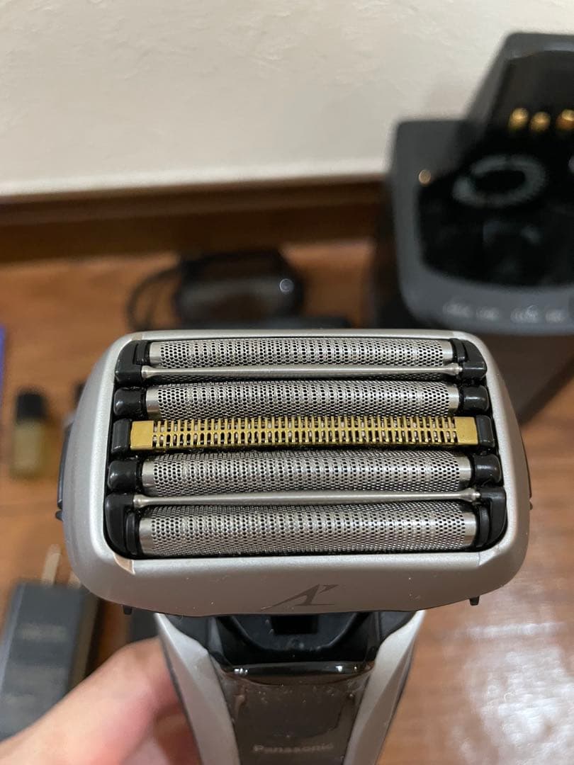 小*ん様 ラムダッシュPROメンズシェーバー5枚刃 洗浄器付きシルバー ES-L