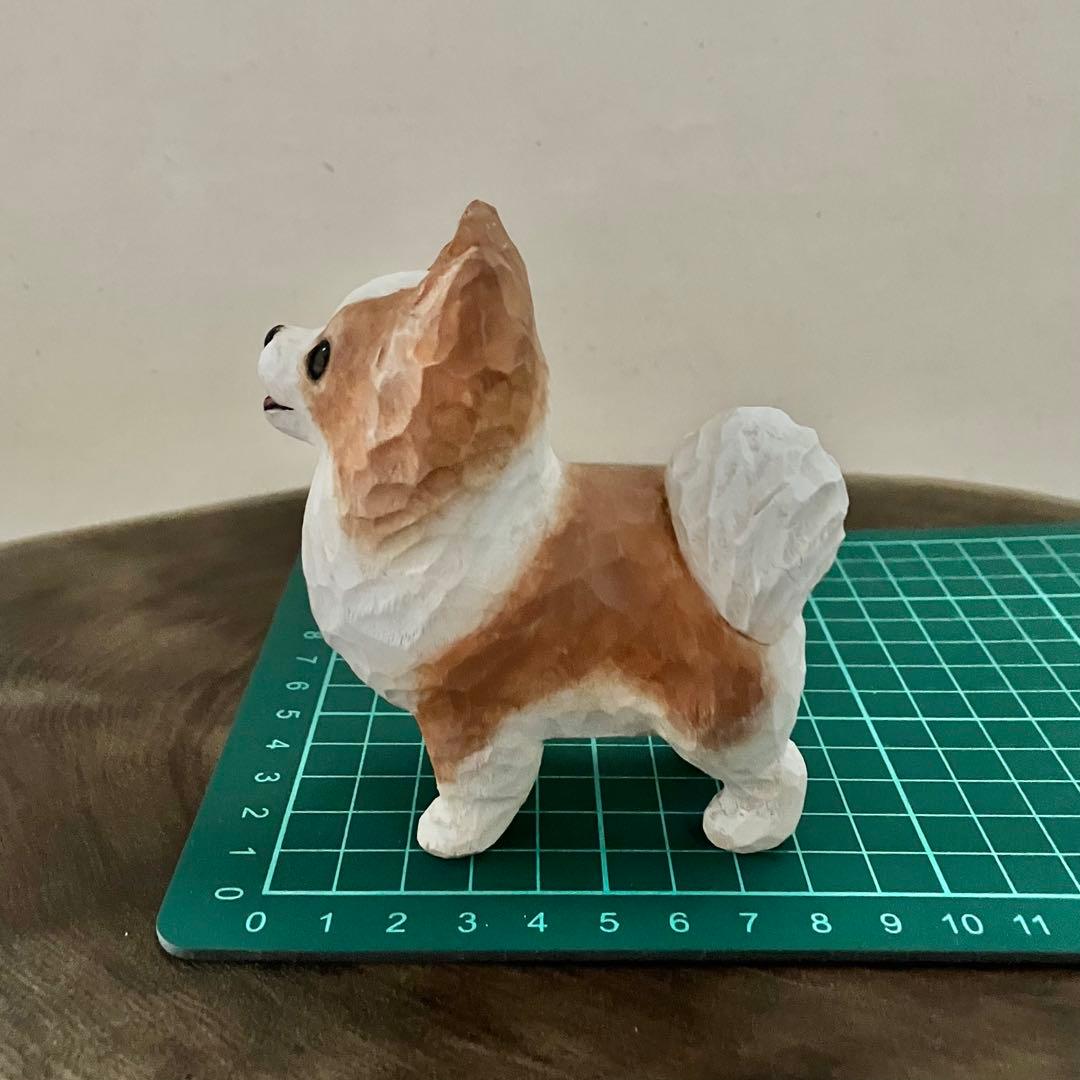 木彫りのチワワ(ホワイト&レッド)