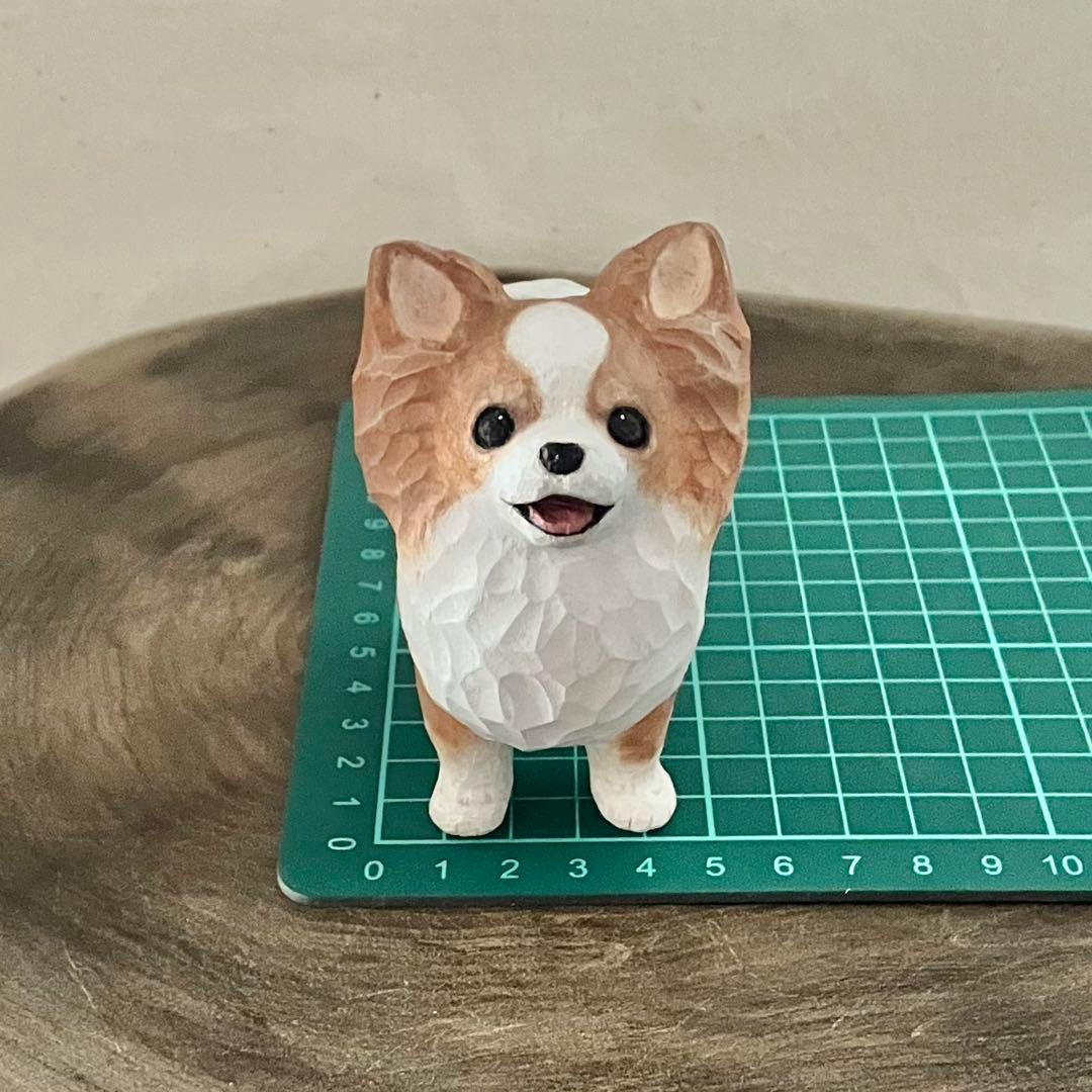 木彫りのチワワ(ホワイト&レッド)