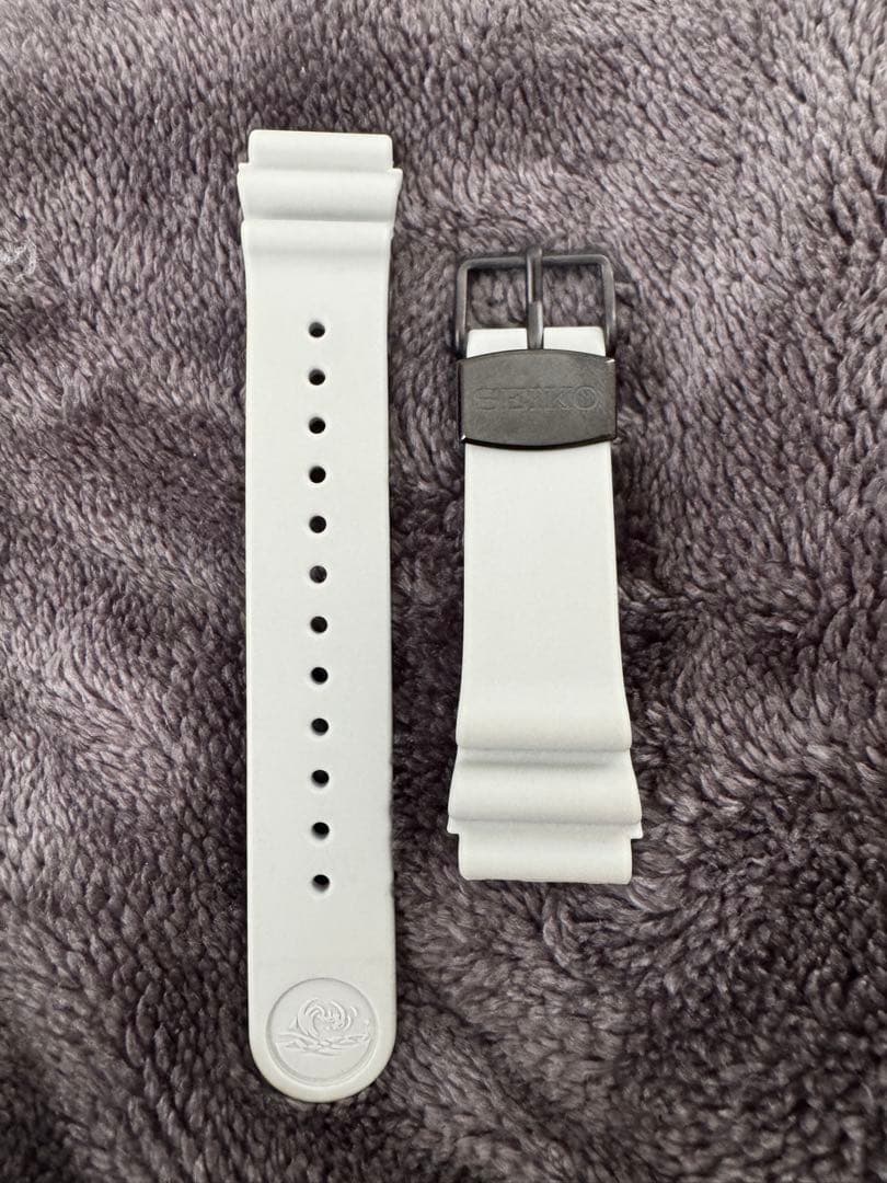 R*e様 SEIKO 純正ライトグレーシリコンラバーベルト取付幅22mmほぼ未使