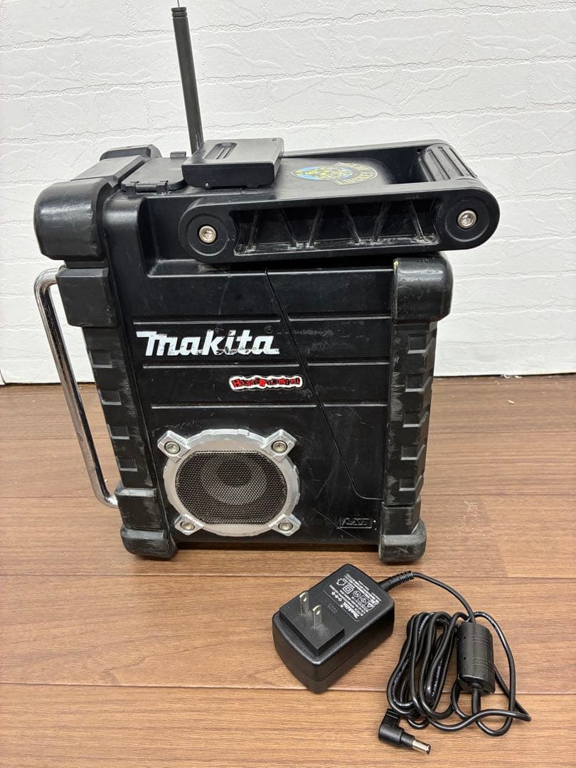マキタ 充電式ラジオMR103 黒 アダプタ(新品)付き 動作問題なし 傷多め