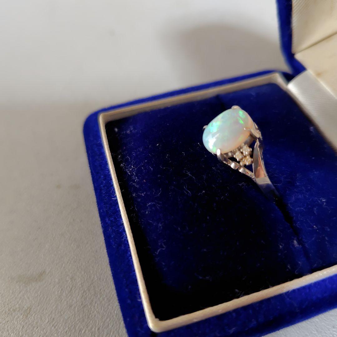 オパールの指輪です。