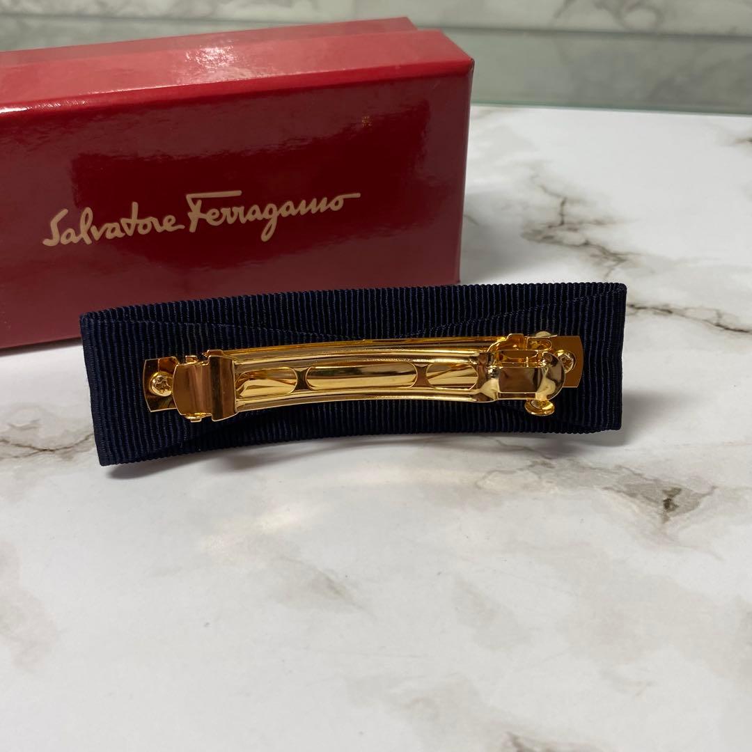 新品 未使用 サルヴァトーレフェラガモ ヴァレッタ ヴァラリボン ネイビー 金