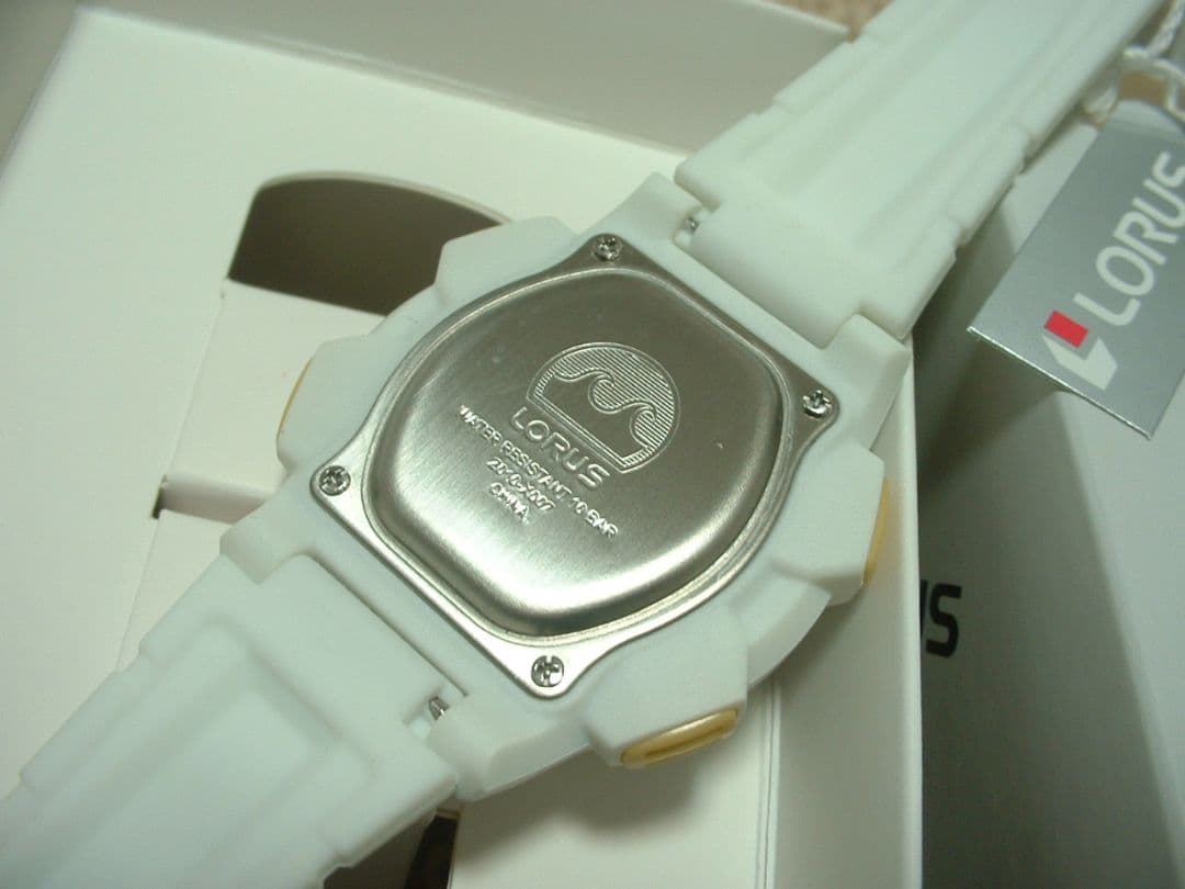 セイコー　LORUS　デジタル　逆輸入　腕時計　ホワイト