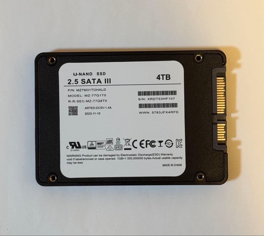 新品未使用　4TB SATA III SSD 2.5インチ最大545MB/s