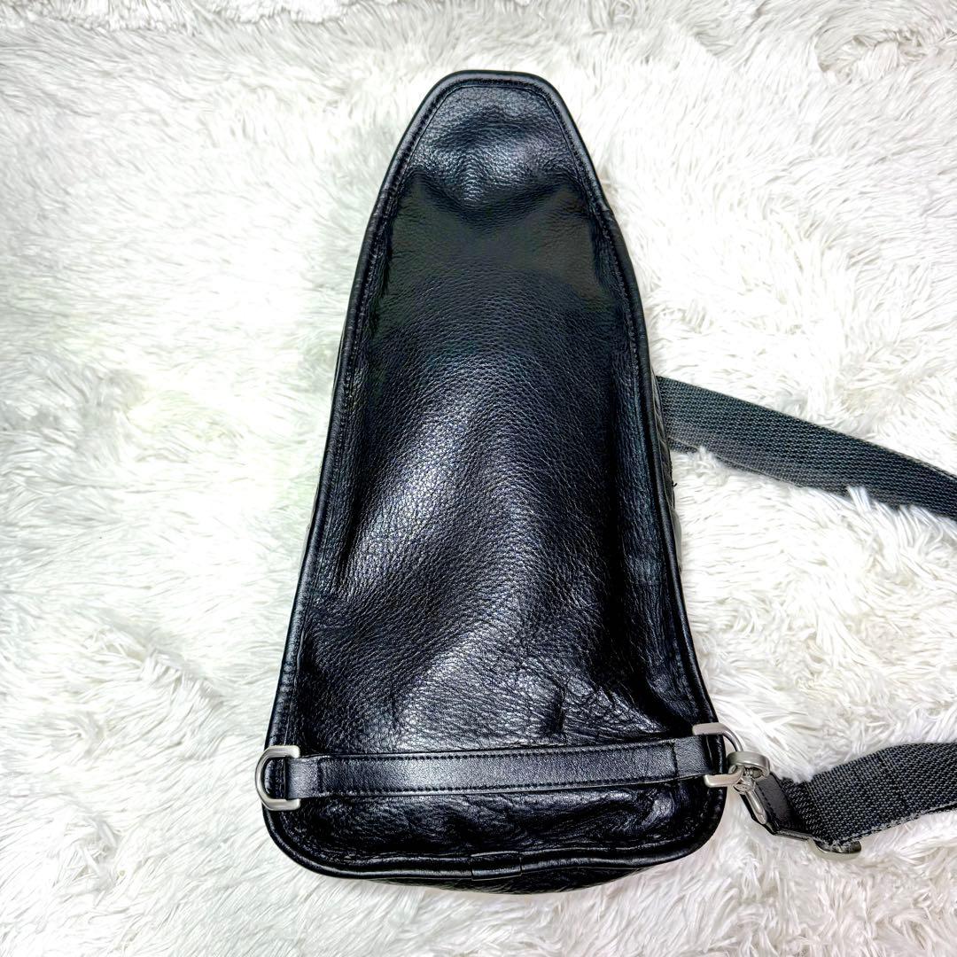 美品 アニアリ ダブルファスナー ボディバッグ 迷彩 レザー ブラック 黒