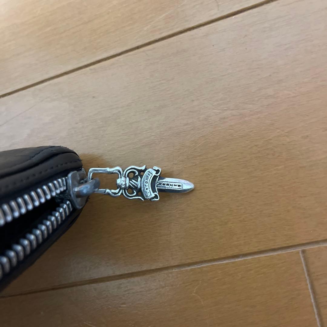 黒の長財布 シルバーのジッパー付き　クロムハーツ