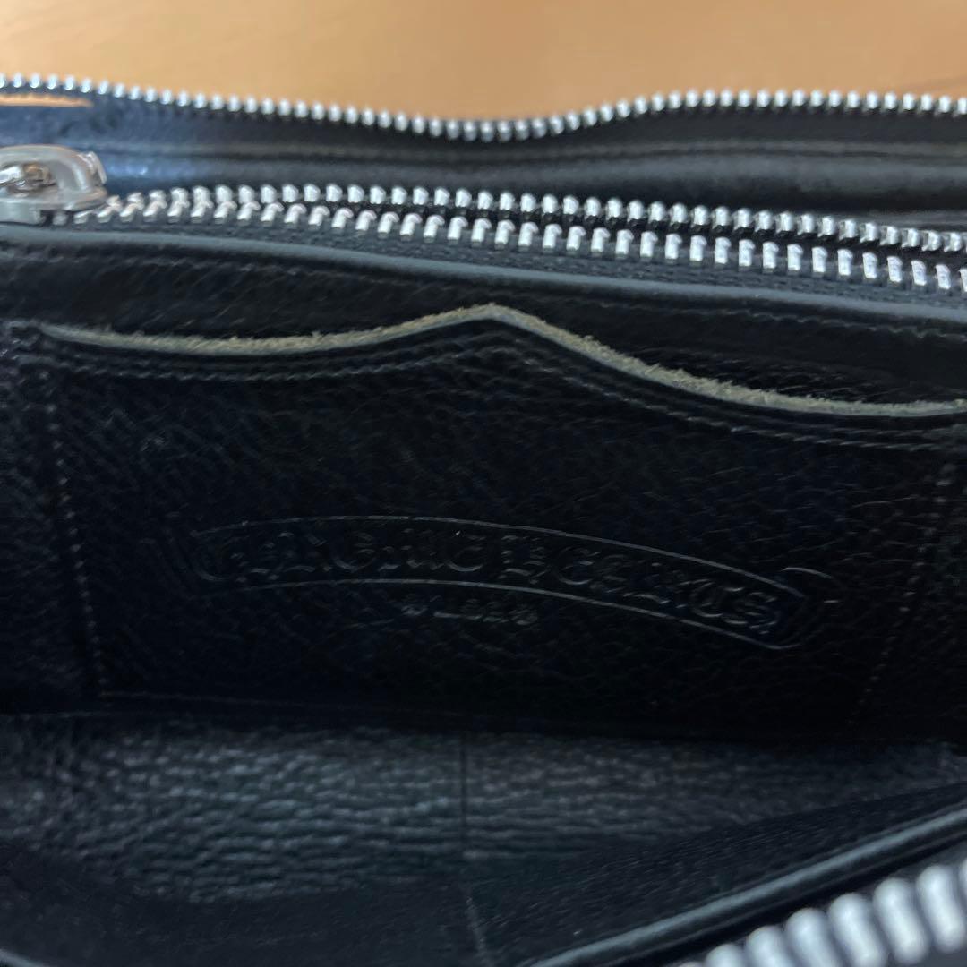 黒の長財布 シルバーのジッパー付き　クロムハーツ