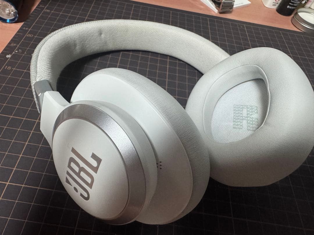 【最終値下げ】JBL ワイヤレスヘッドホン ホワイト　LIVE770NC