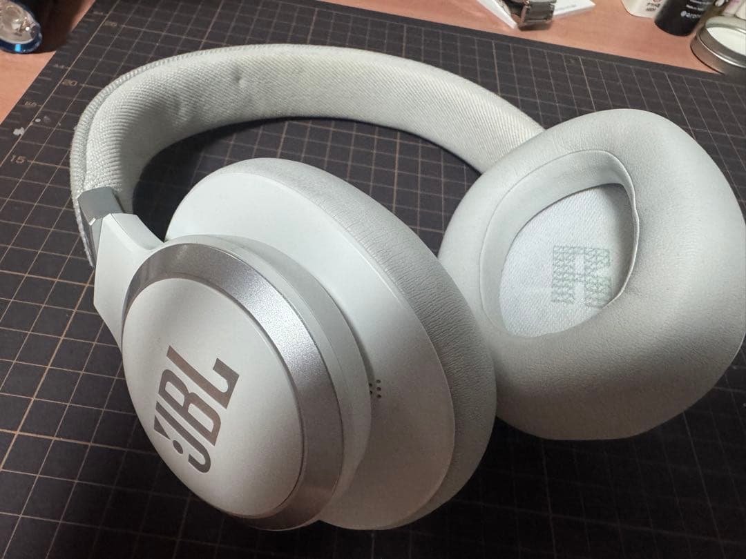 【最終値下げ】JBL ワイヤレスヘッドホン ホワイト　LIVE770NC