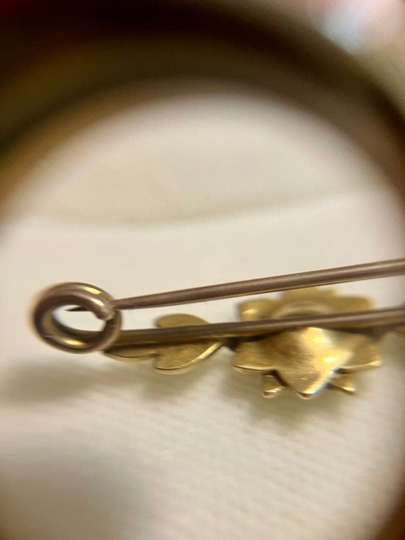 アンティーク9K＊1900年頃イギリス＊シードパールのお花がかわいいブローチです
