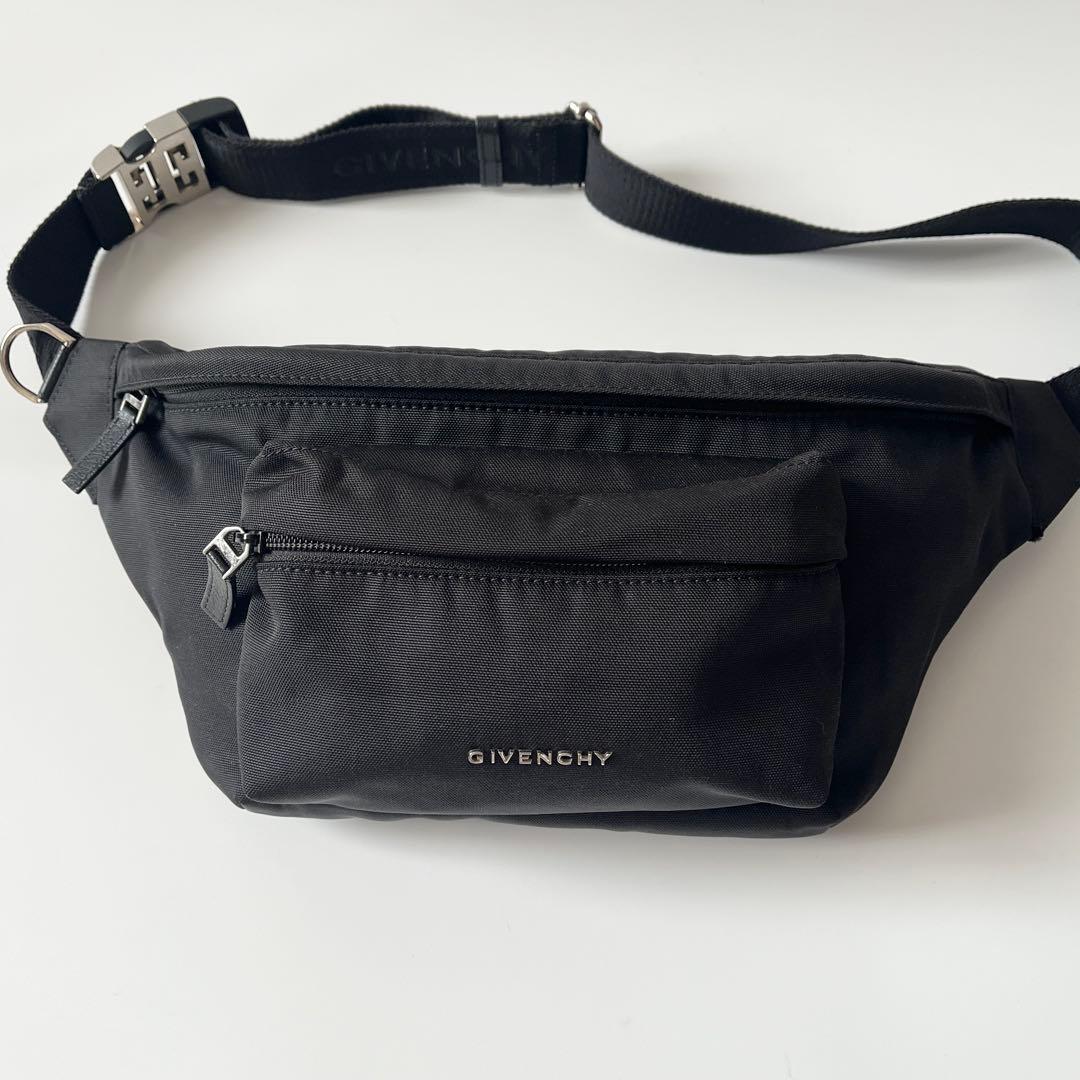 ジバンシー　エッセンシャルU　ナイロン　ボディバッグ　ブラック　斜め掛け　メンズ