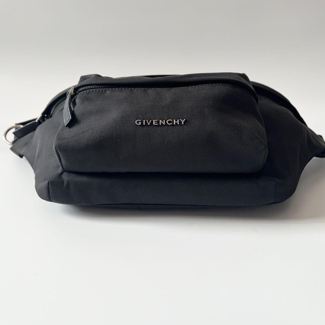 ジバンシー　エッセンシャルU　ナイロン　ボディバッグ　ブラック　斜め掛け　メンズ