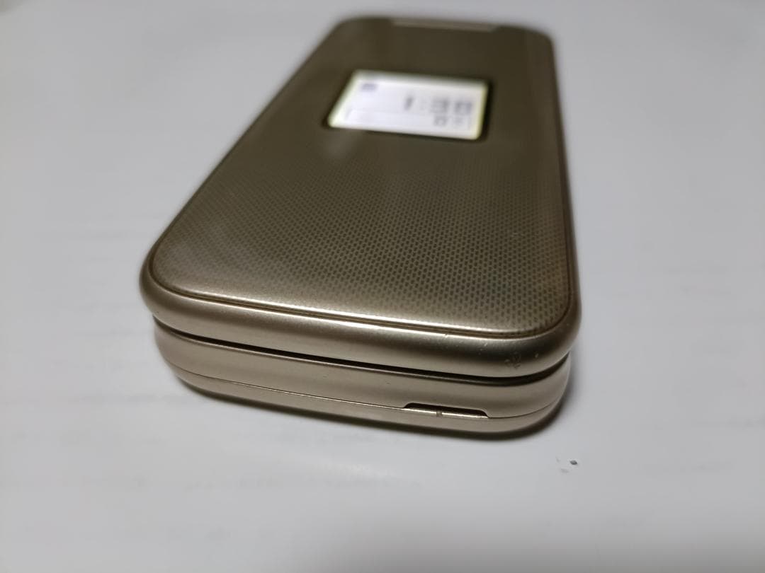 ☆ docomo らくらくホン F-02J ゴールド