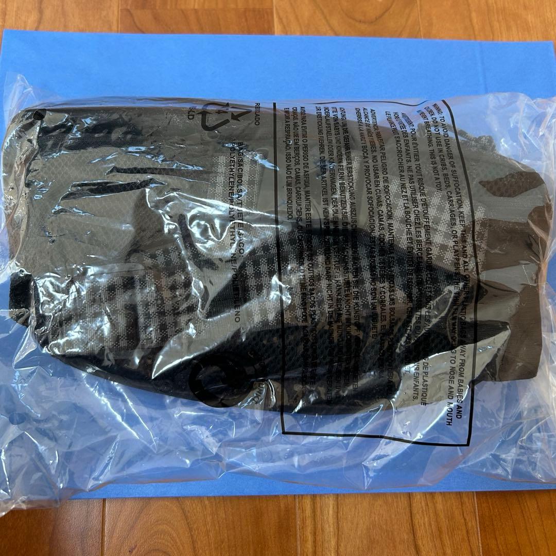 ミキ　新品　ボディバッグNEW ERA® × familiar ファミリア