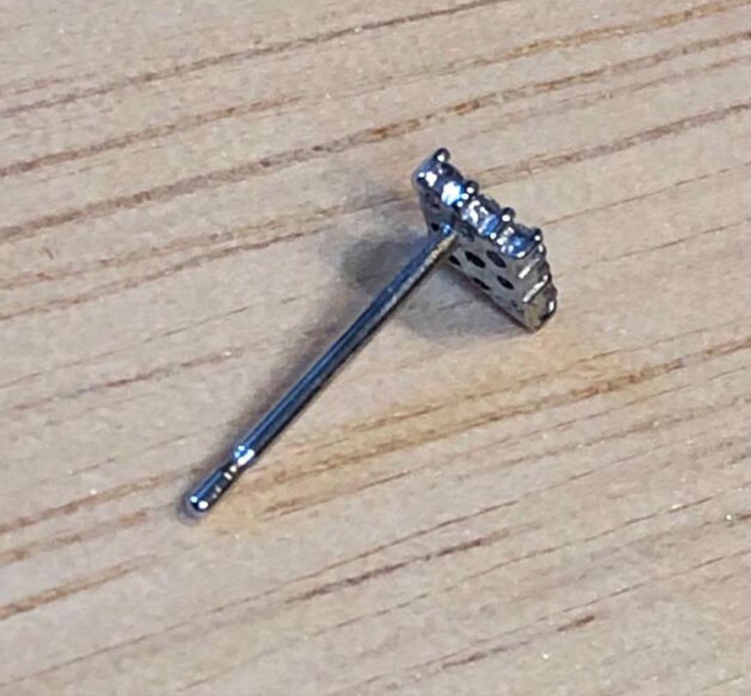 キャッチ付きに変更　K18WGダイヤモンド9粒　菱形ピアス　ひし型　片方だけ