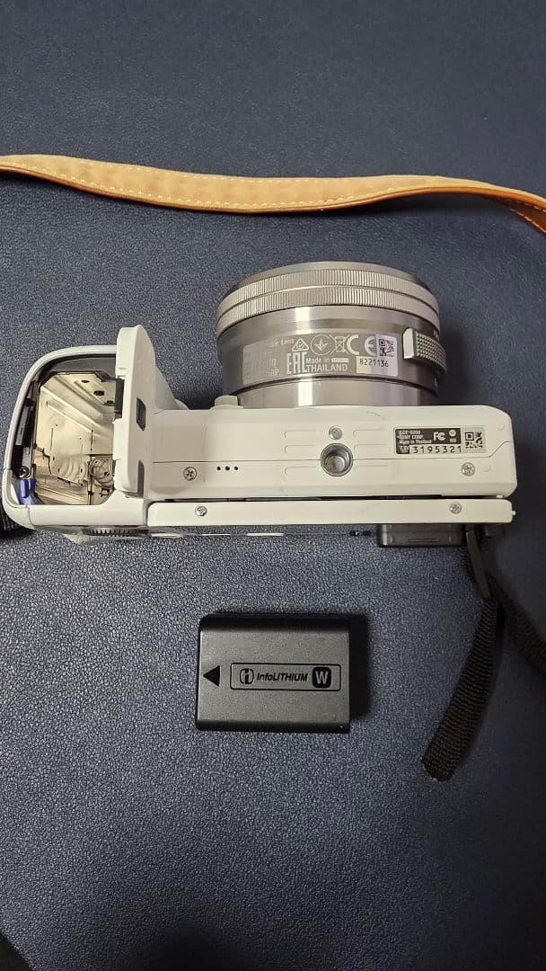 ソニー　α6000(ホワイト)（レンズ付き）（ケースおまけ）