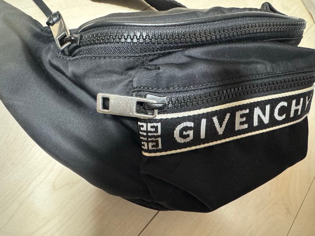 GIVENCHY 黒 ボディバッグ