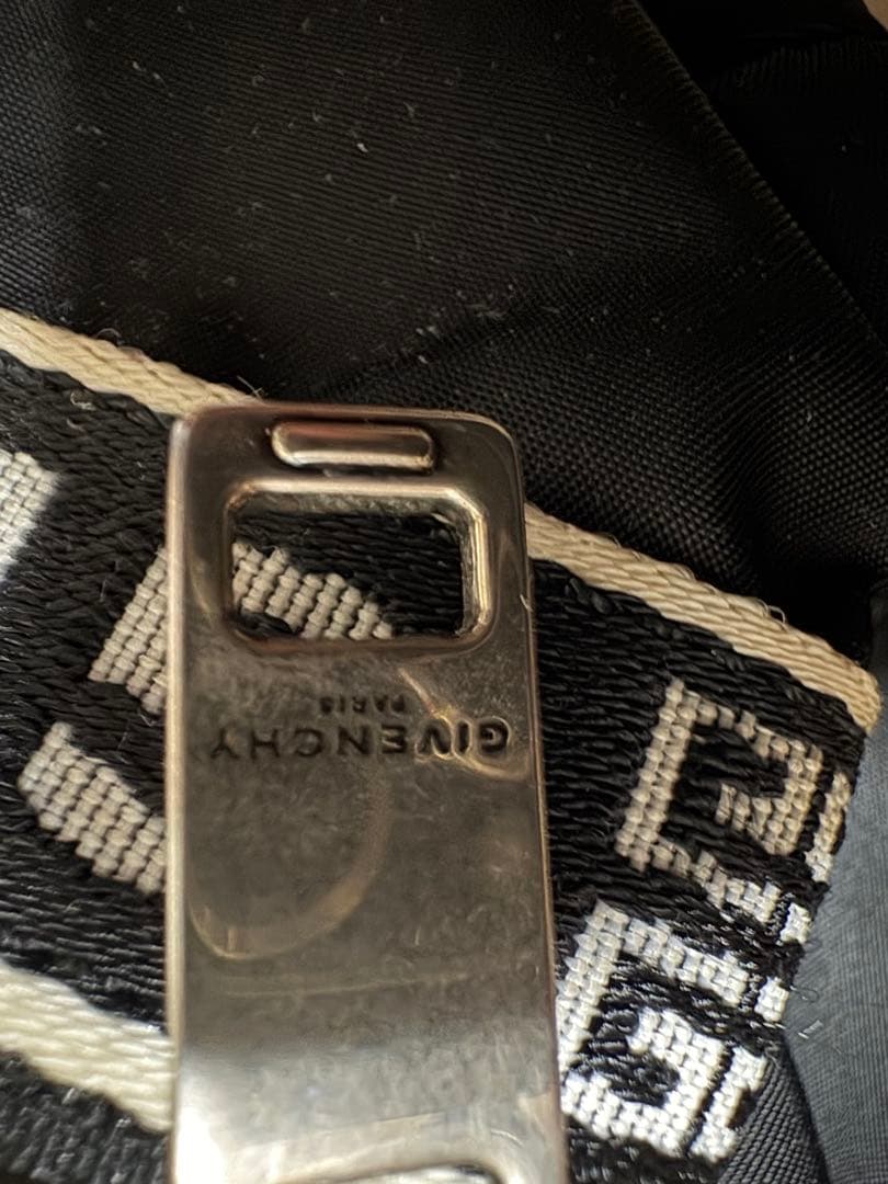 GIVENCHY 黒 ボディバッグ