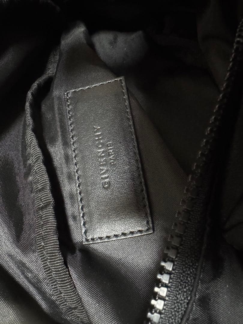 GIVENCHY 黒 ボディバッグ